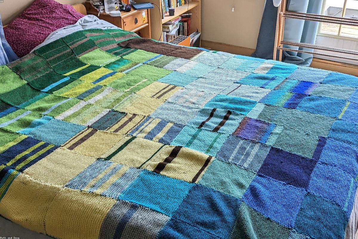 Pelotes de laine multicolores et aiguilles à tricoter dans un panier d'osier